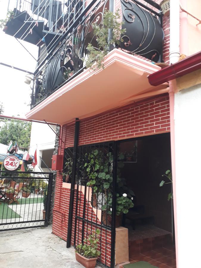 Guest House Nino Batumi Exterior foto