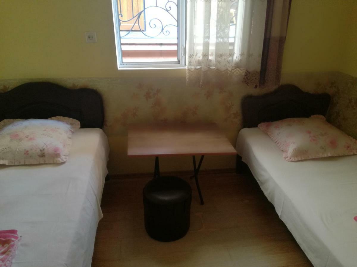 Guest House Nino Batumi Exterior foto